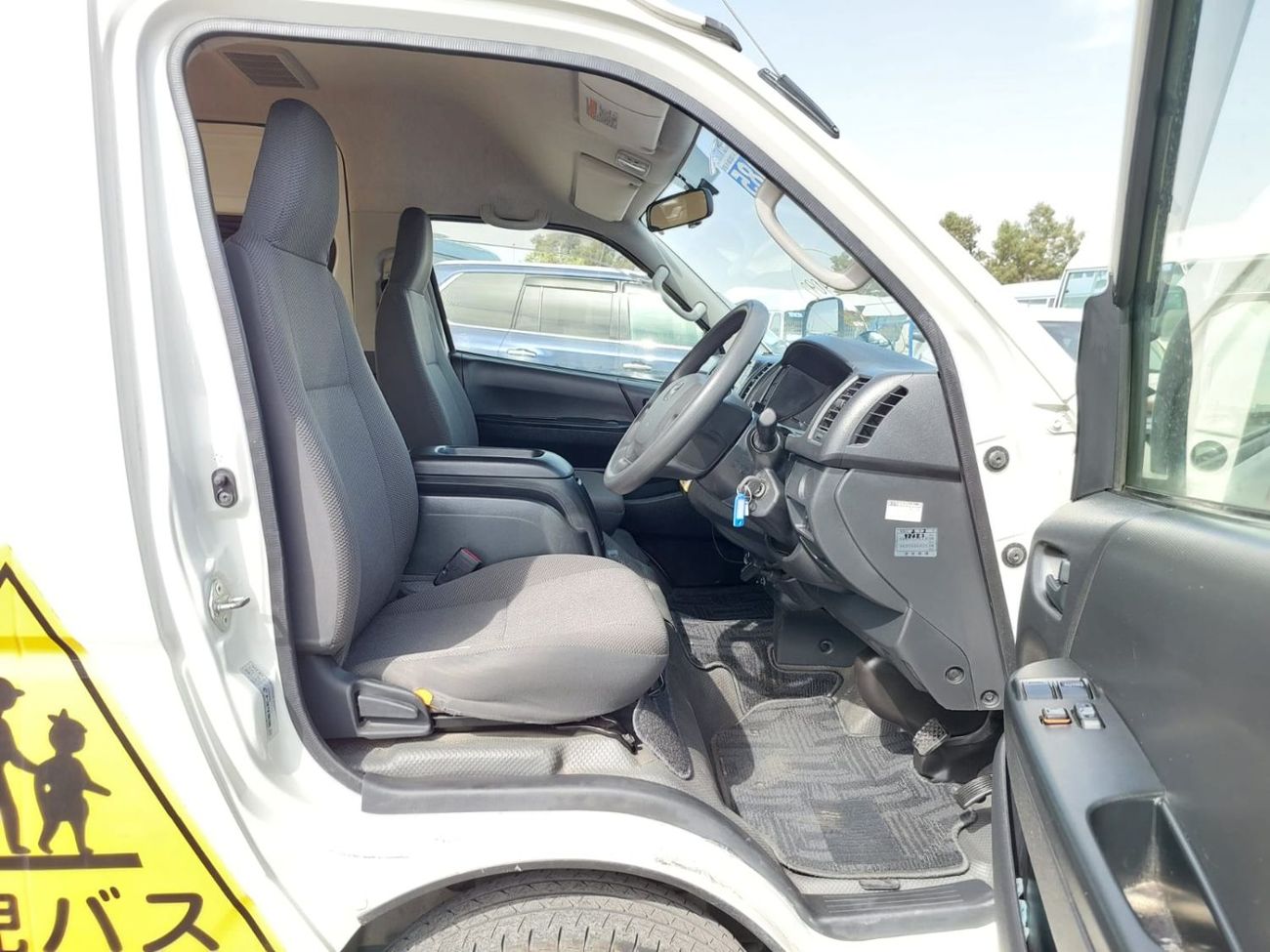 تويوتا هاياس TOYOTA HIACE VAN RHD 2015 MODEL 2.7 L PETROL AUTOMATIC(PM61832)