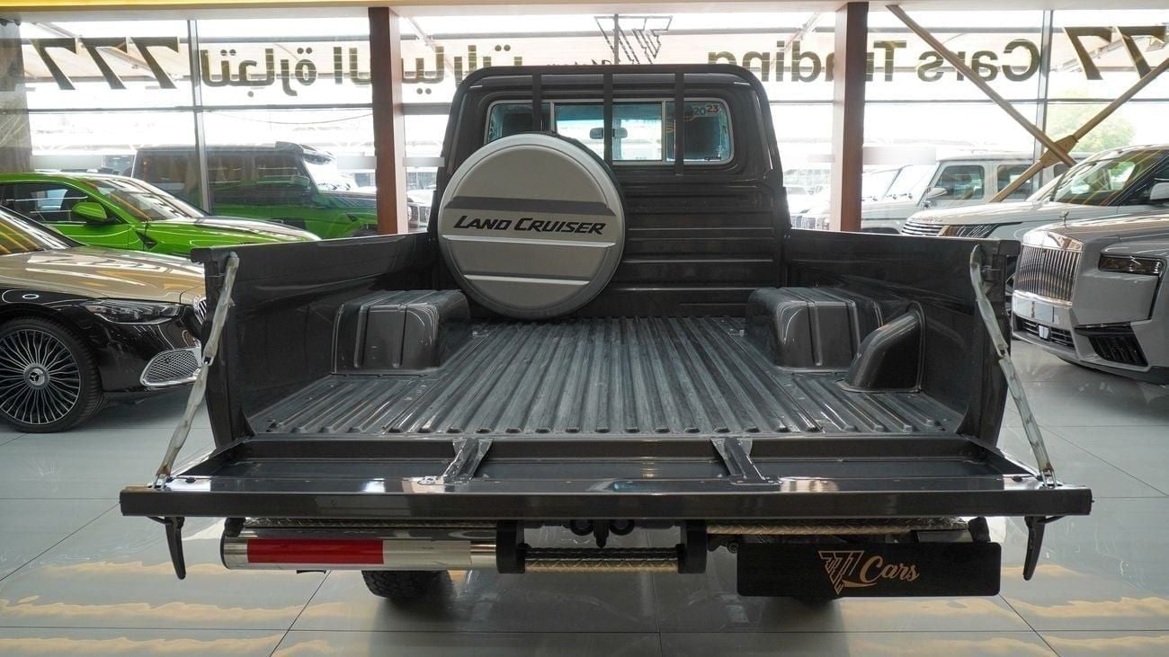 تويوتا لاند كروزر بيك آب LX 4.0L V6 M/T