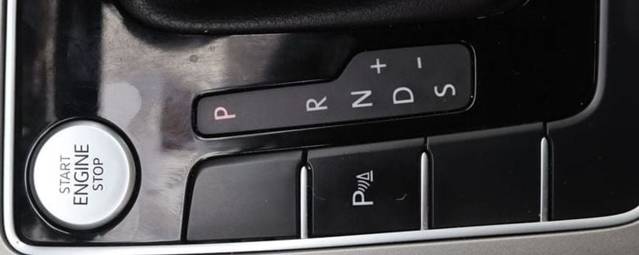 Volkswagen Passat SEL 2.5L Volkswagen Passat - 2021 - GCC- Accident-free - Low Mileage - excellent condition, inside a