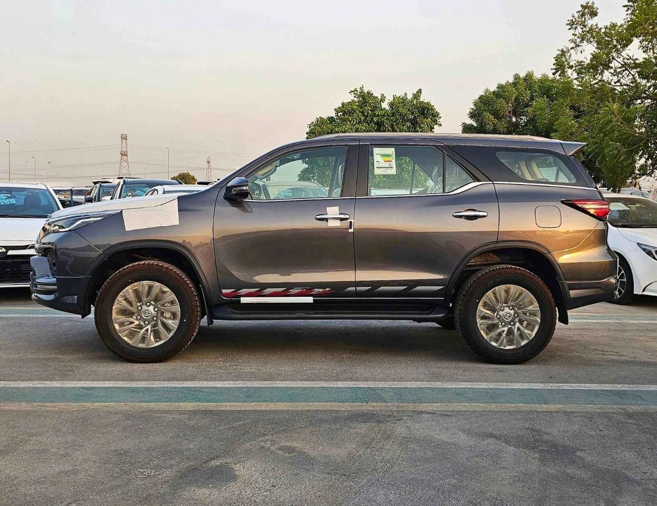 Toyota Fortuner SR5 ADVENTURE / 4.0L V6 PETROL / CLIMATE WITH LEATHER SEATS / DIFFLOCK / AUTO A/C (CODE # F6HA)