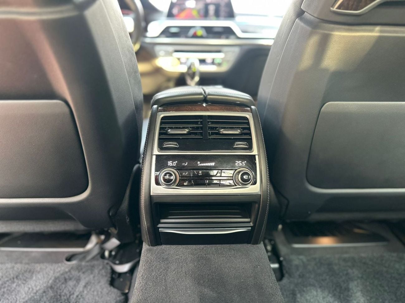 بي أم دبليو 740Li 3.0 لتر TwinPower Turbo - عدد 6 سلندر ناقل الحركة: أوتوماتيك من 8 سرعات (Steptronic)