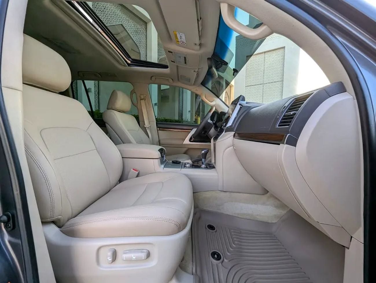 Toyota Land Cruiser GXR V8 5.7L – Top Full Option | GCC Excellent Condition Specs