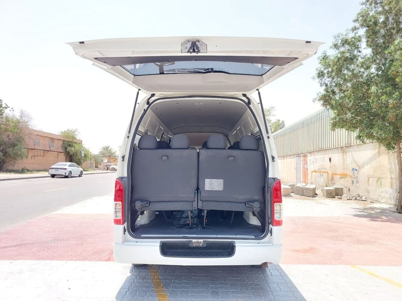 Toyota Hiace TOYOTA HIACE COMMUTER VAN RHD 2016 MODEL 3.0 L DIESEL AUTOMATIC(PM17014)