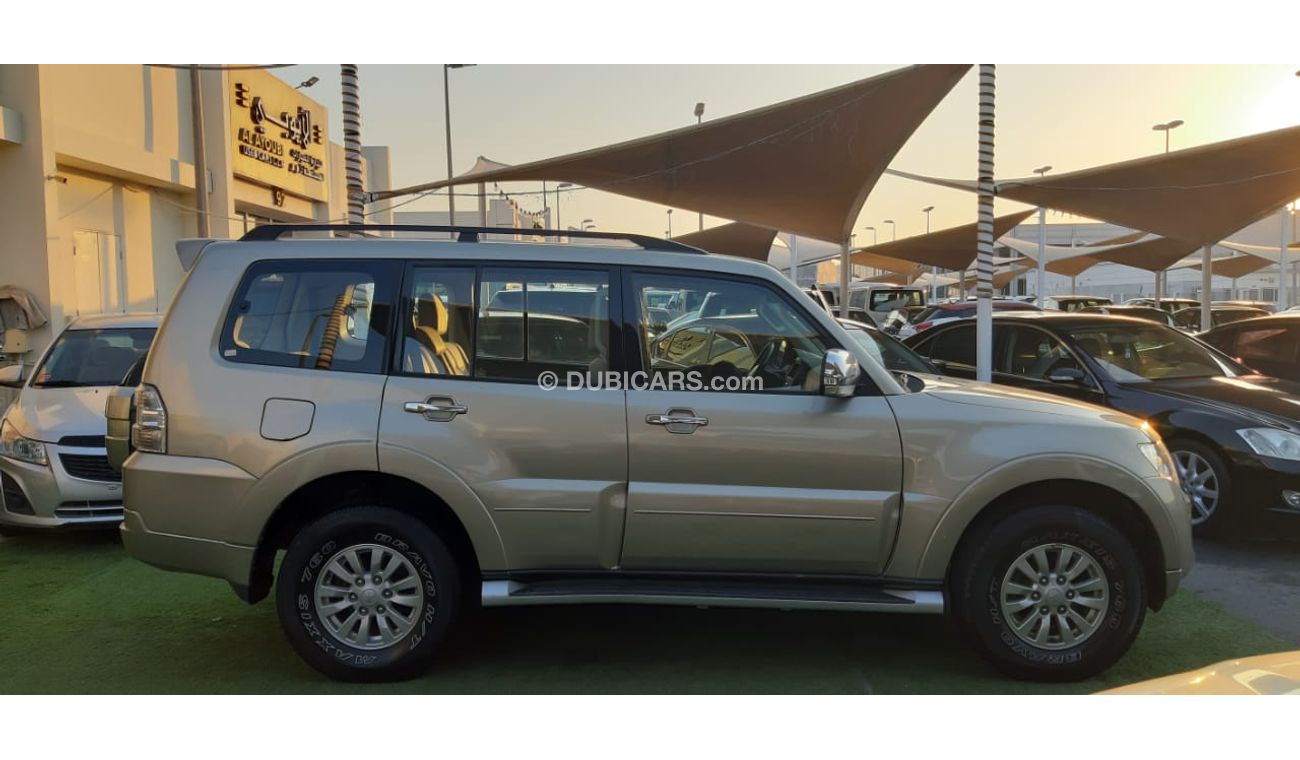 Mitsubishi Pajero Gulf Dye Agency No. 2, cruise control, rear camera, remote control, in excellent condition, you do n