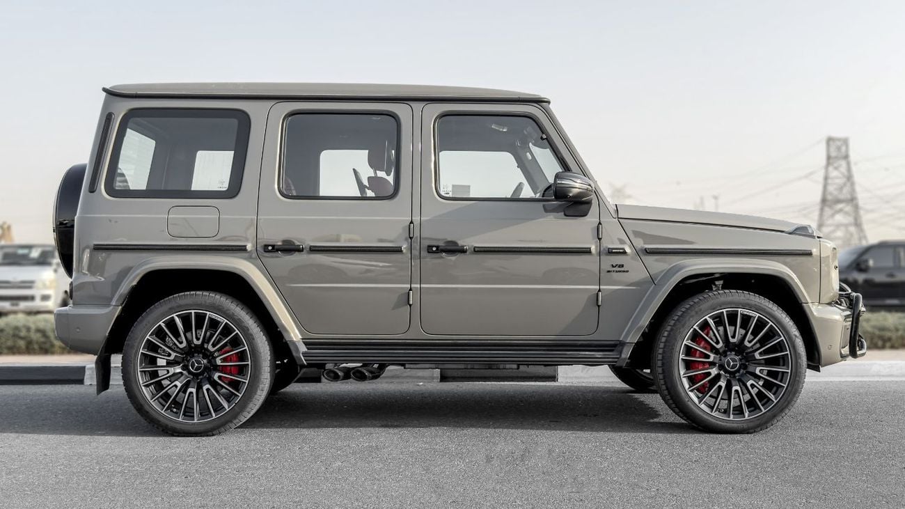 مرسيدس بنز G 63 AMG ستاندارد مرسيدس بنز AMG G 63 موديل 2026، محرك بنزين 4.0 لتر، ناقل حركة أوتوماتيكي (لون ناردو رمادي-أحمر)