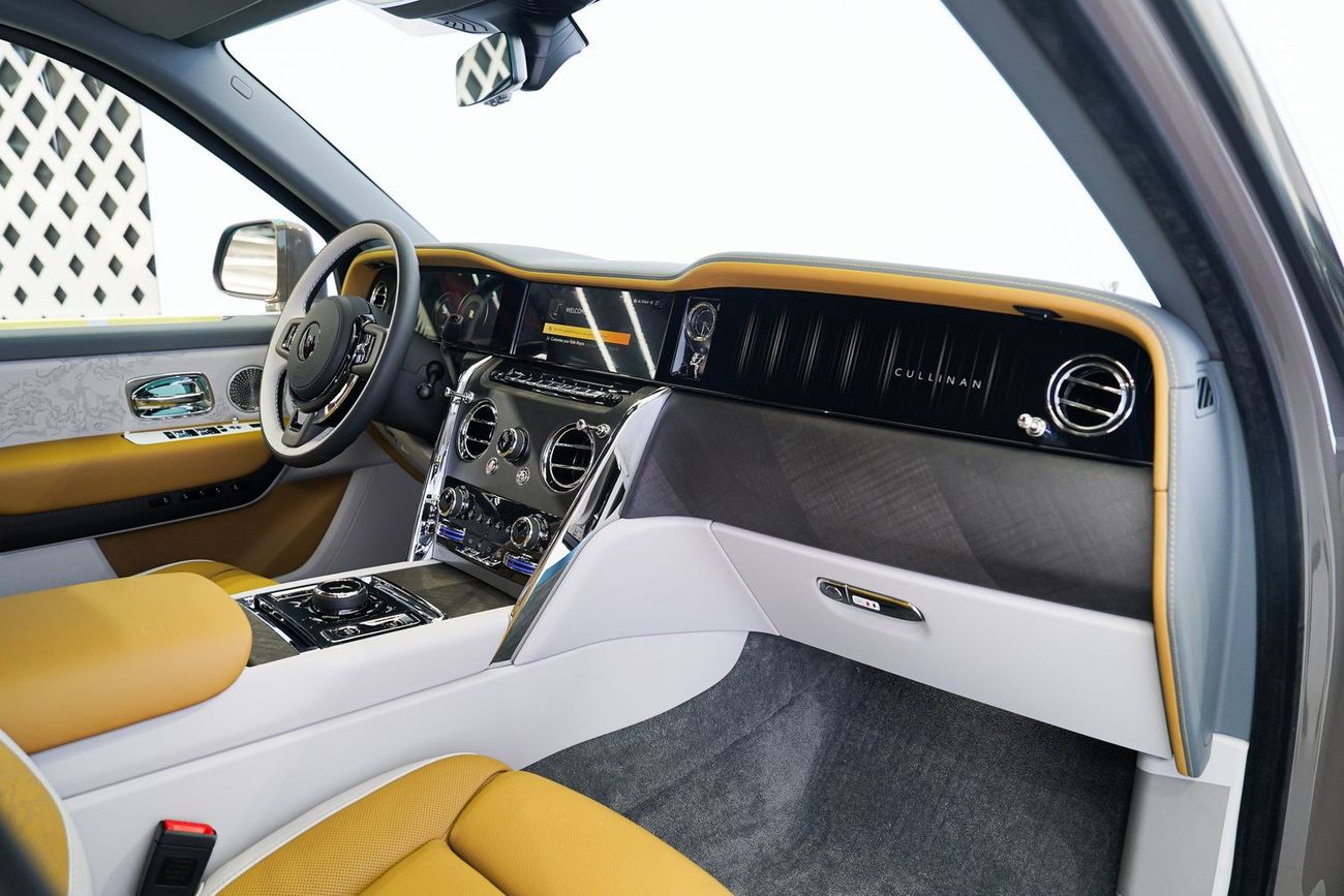 Rolls-Royce Cullinan SILVER BADGE