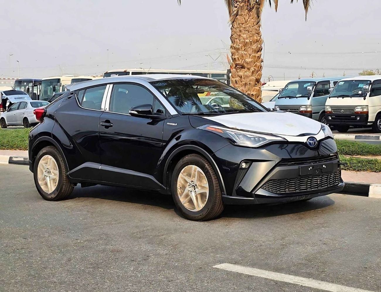 Toyota C-HR LUXURY DUAL TONE / 1.8L HYBRID / PUSH START / LEATHER SEATS / FULL OPTION / CODE#68013