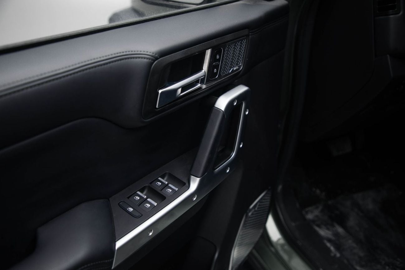 باو 212 T01 ADVENTURER 2.0L - GREEN INSIDE BLACK | EXPORT ONLY
