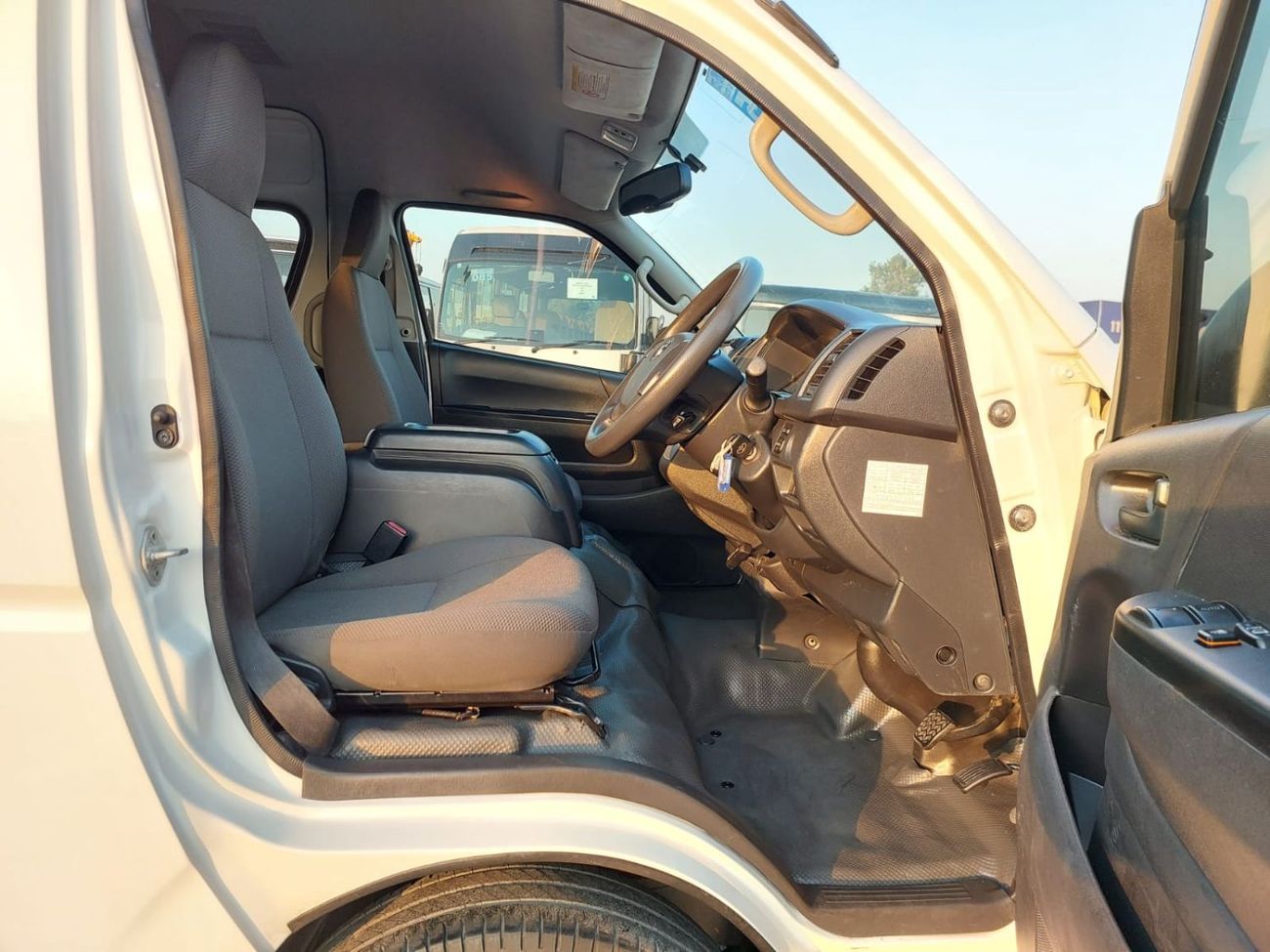 Toyota Hiace TOYOTA HIACE COMMUTER VAN RHD 2018 MODEL 3.0 L DIESEL AUTOMATIC(PM36171)