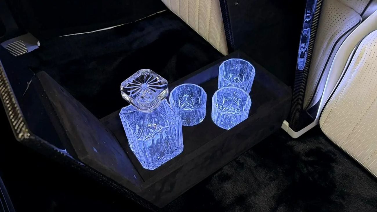 Mercedes-Benz V 300 ARRIVAL MODEL VIP MERCEDES GCC V300 with ADDITIONAL REAR AC - 2 Years Warranty by VLINE