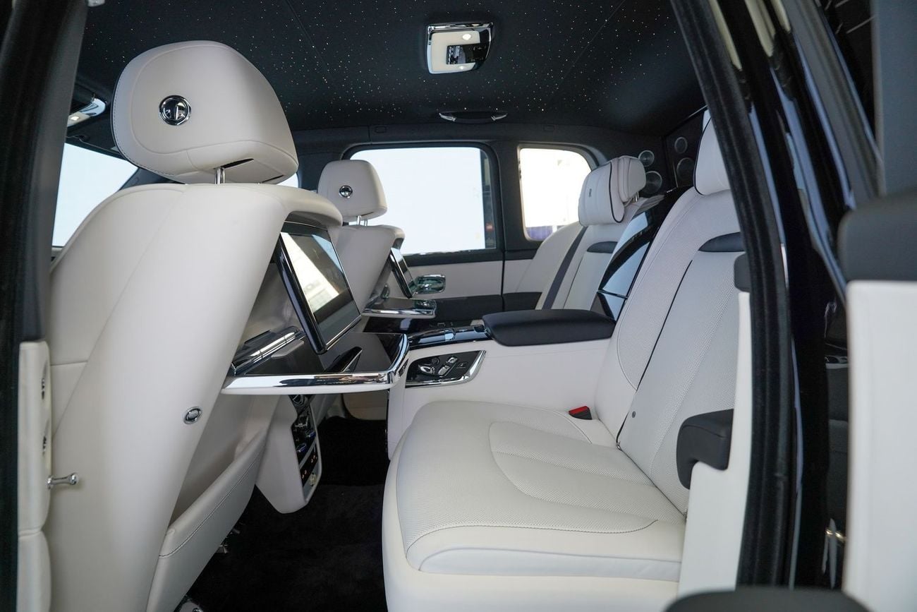 Rolls-Royce Cullinan silver badge