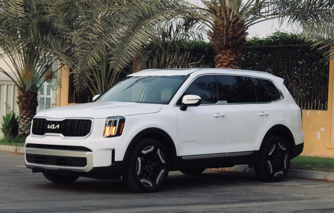 كيا تيلورايد The Kia Telluride is a popular 3-row, 7-8 seater midsize SUV, recognized for its luxurious, upscale 