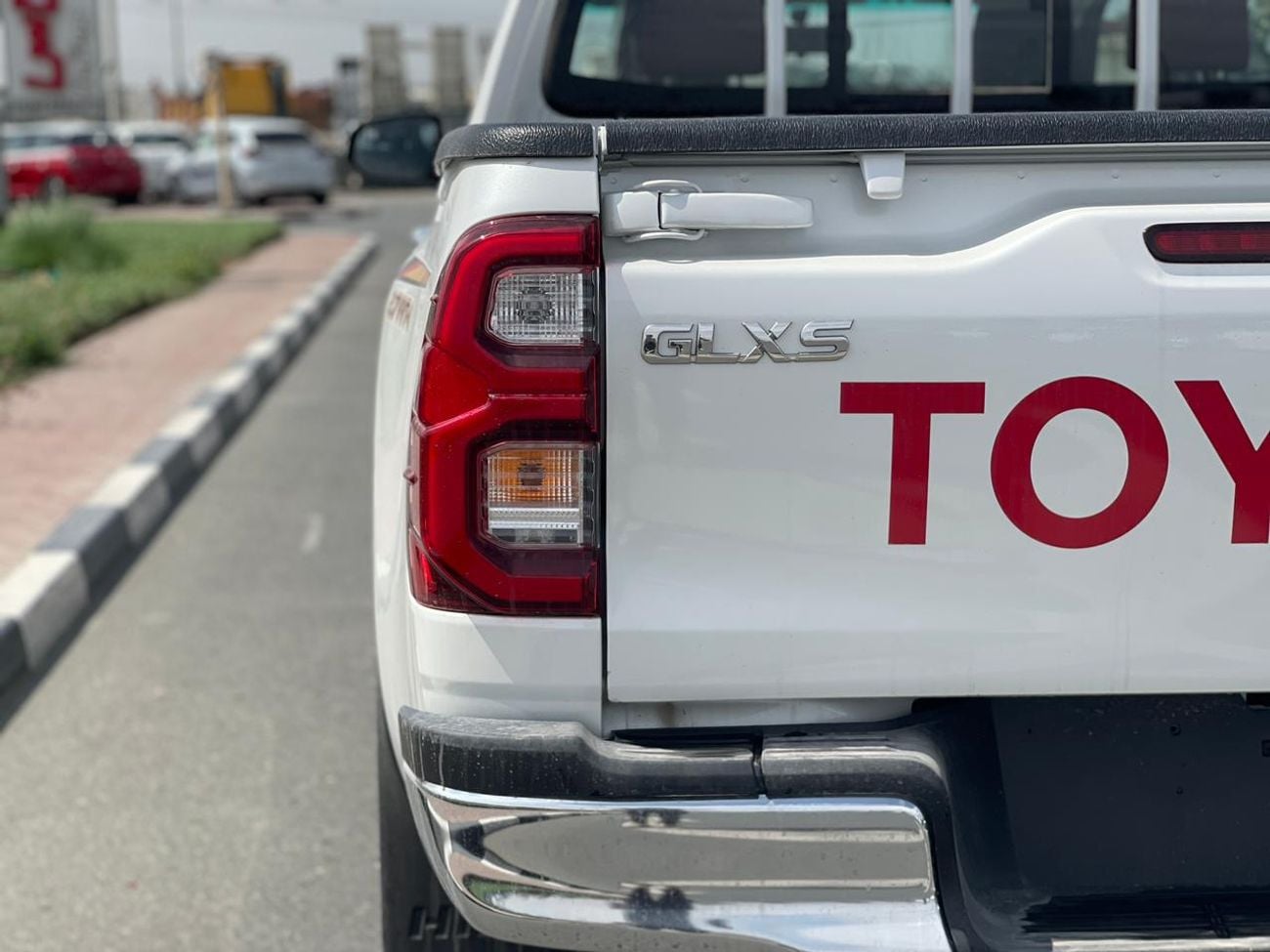 تويوتا هيلوكس GLXS SR5 2.7L 4X4