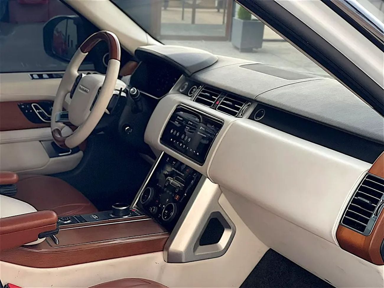 لاند روفر رينج روفر 2,064 P.M Pristine HSE V6 | GCC Specs | Low Mileage
