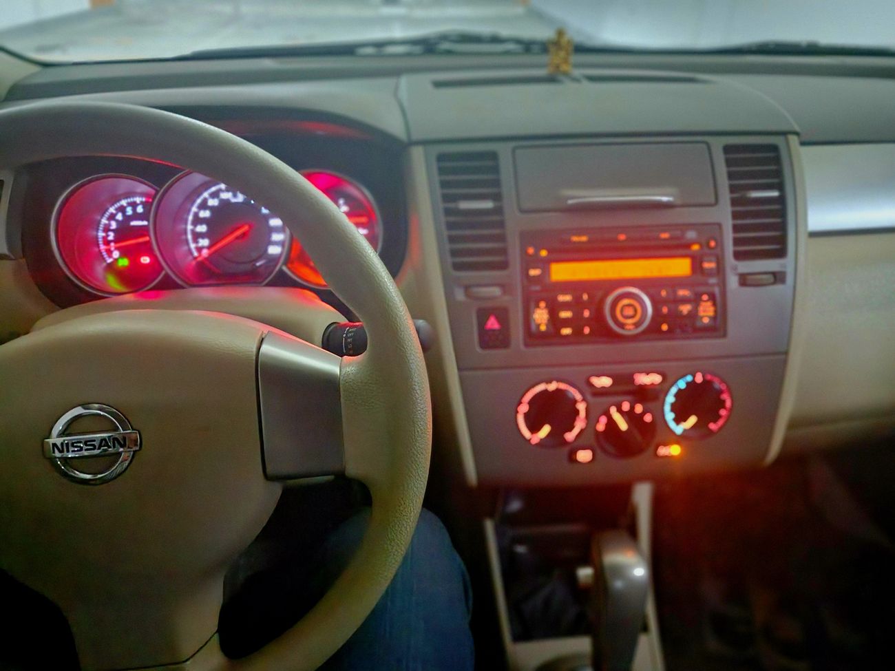 Nissan Tiida SV 1.8L Hatchback