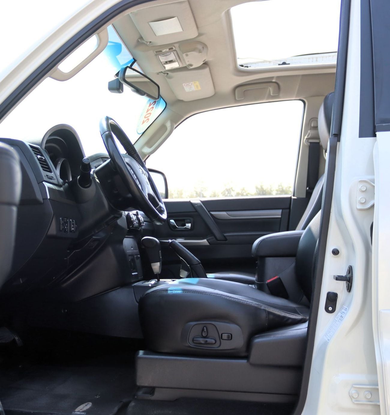 Mitsubishi Pajero GLS HIGHLINE ACCIDENTS FREE - GCC - PERFECT CONDITION INSIDE OUT - FULL OPTION