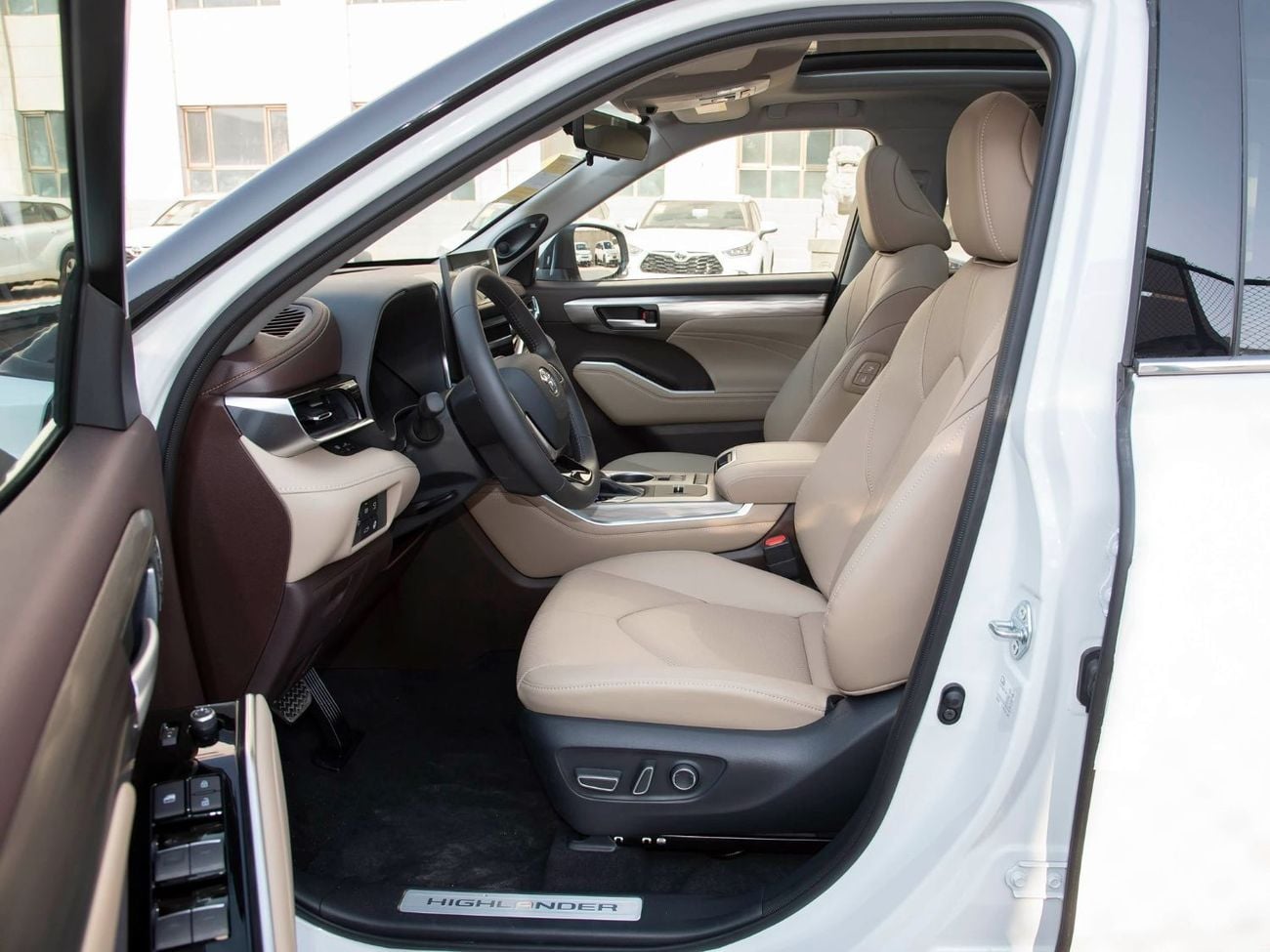 تويوتا هايلاندر Automatic . Hybrid . SUV/Crossover . All Wheel Drive . 7 Seats . 5 Doors ▾ Brand new 2026 Toyota Highlander Limited E-Four Hybrid 2.5L, Chinese Specs. Premium top-tier trim fe