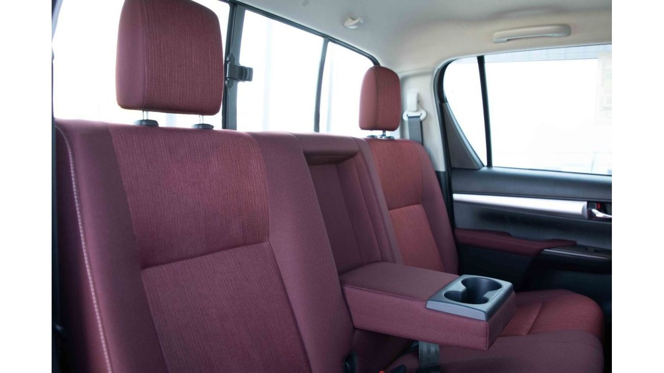 Toyota Hilux 2023 Toyota Hilux 4x4 DC 2.4 HI - Pearl White inside Maroon