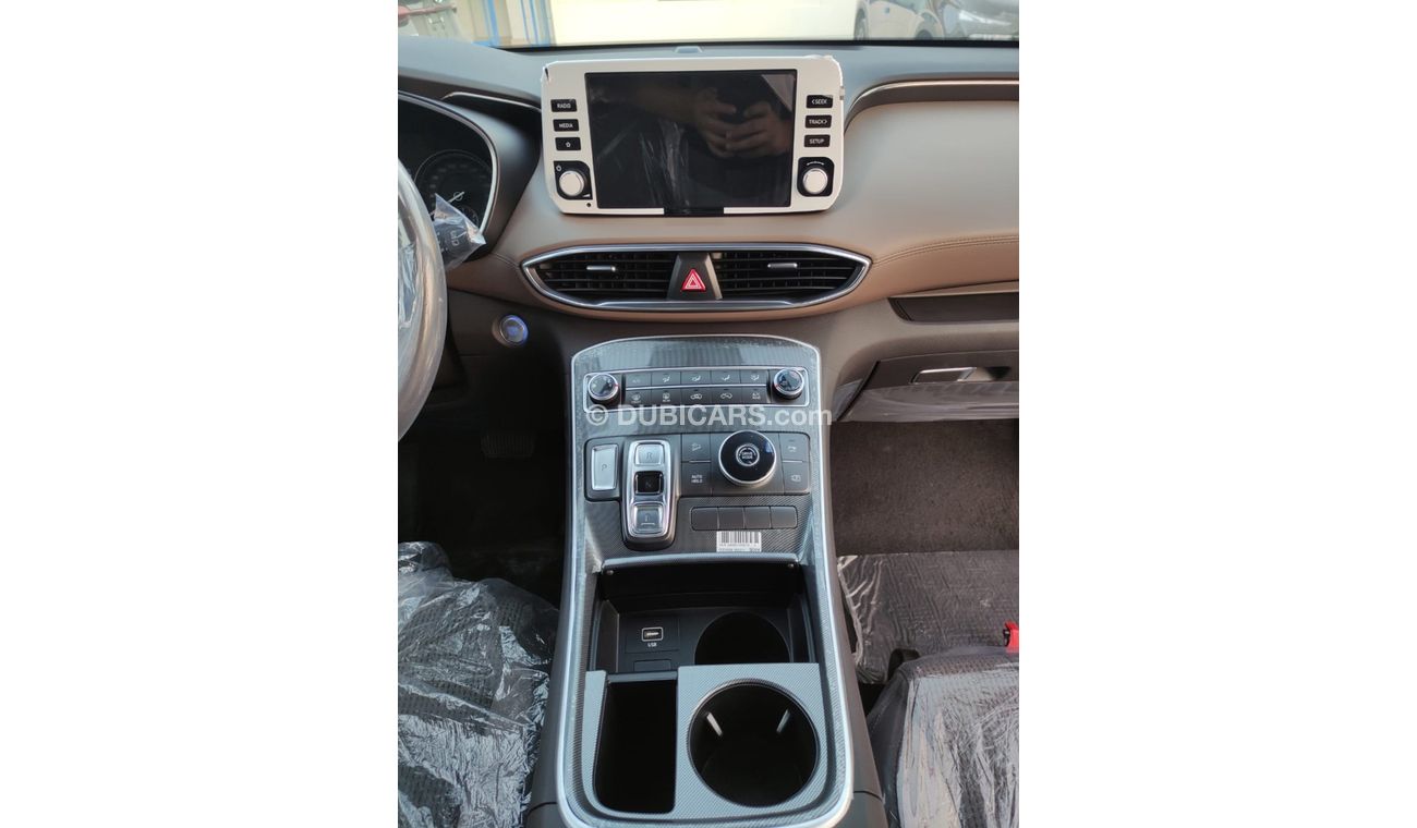 Hyundai Santa Fe 2.5 L  Panoramic roof  2 electric seats  Push start  Big screen    Rims  19