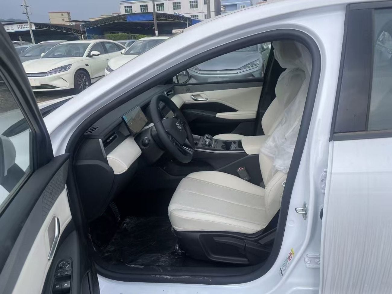 بي واي دي كين بلاس Qin plus white-beige