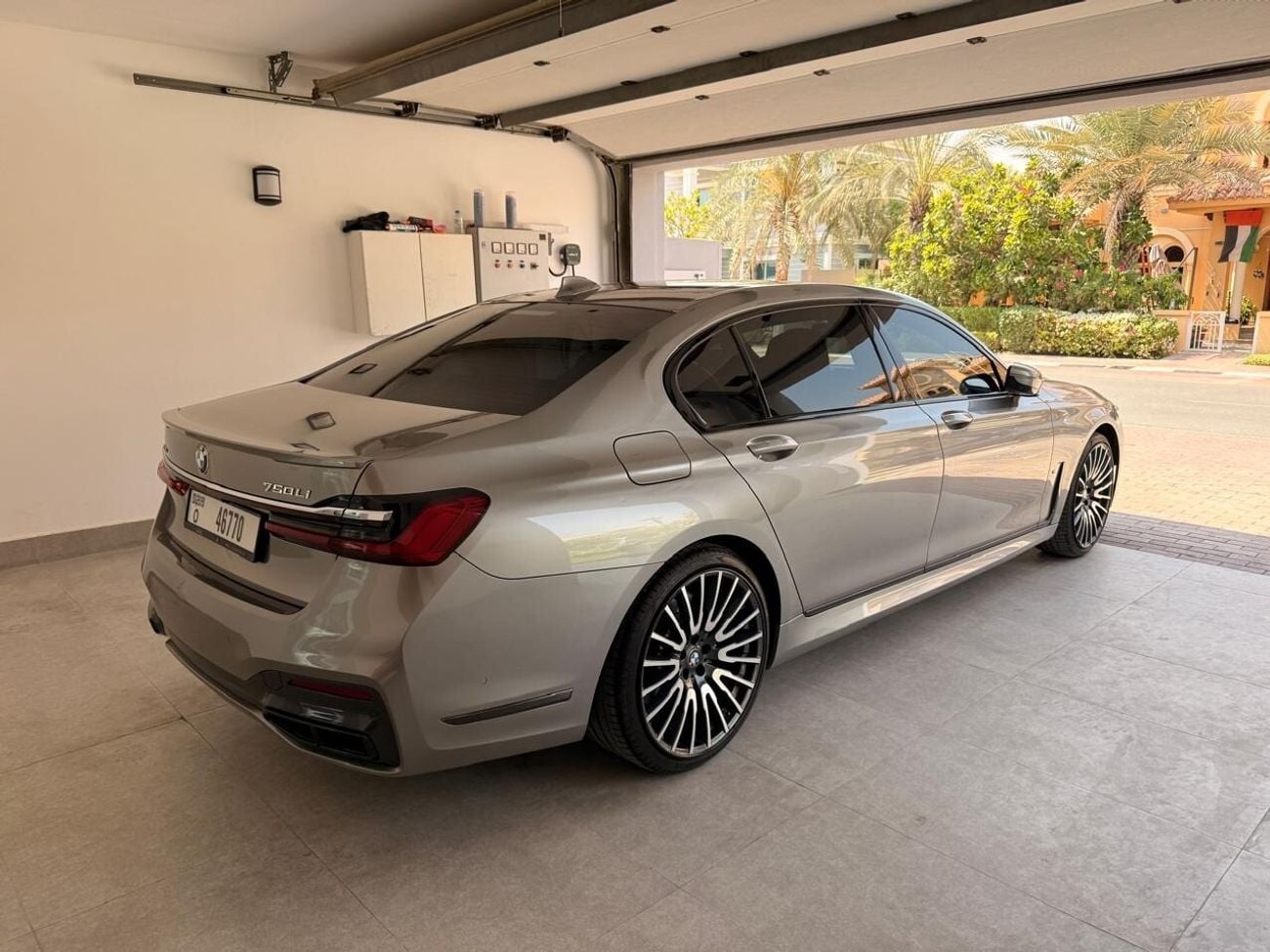 بي أم دبليو 750Li إكس درايف إم سبورت FULL WARRANTY + SERVICE PACKAGE UNTIL Nov'2027
