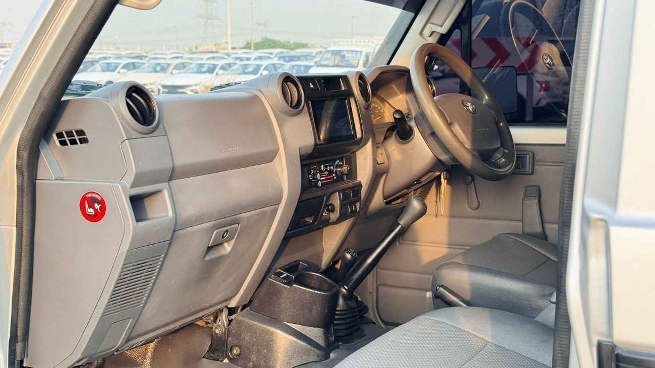 Toyota Land Cruiser Pick Up MANUAL TRANSMISSION | 4WD | SINGLE CAB | 4.5L DIESEL ENGINE | BULL BAR WITH FOCUSED LED LIGHTS