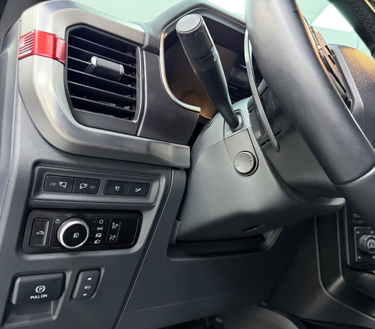 فورد إف-150 رابتور Perfect condition .. Low Milegea .. Brand new condition