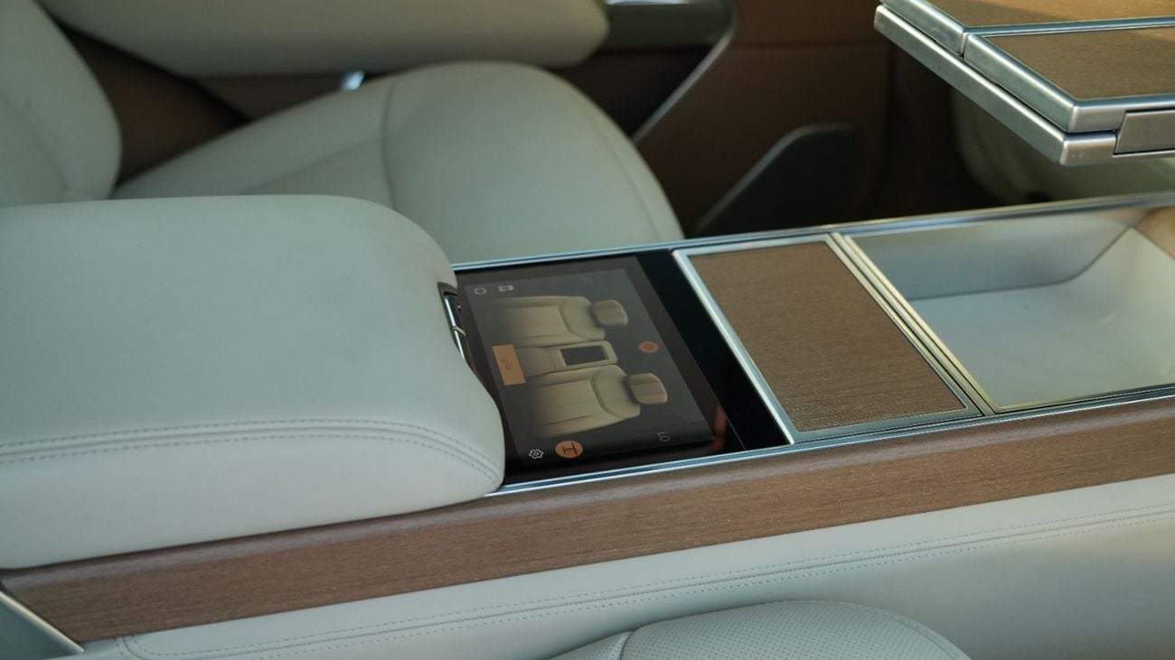 Land Rover Range Rover SV LWB P530 SV LWB White-Tan 2022 MY Export only