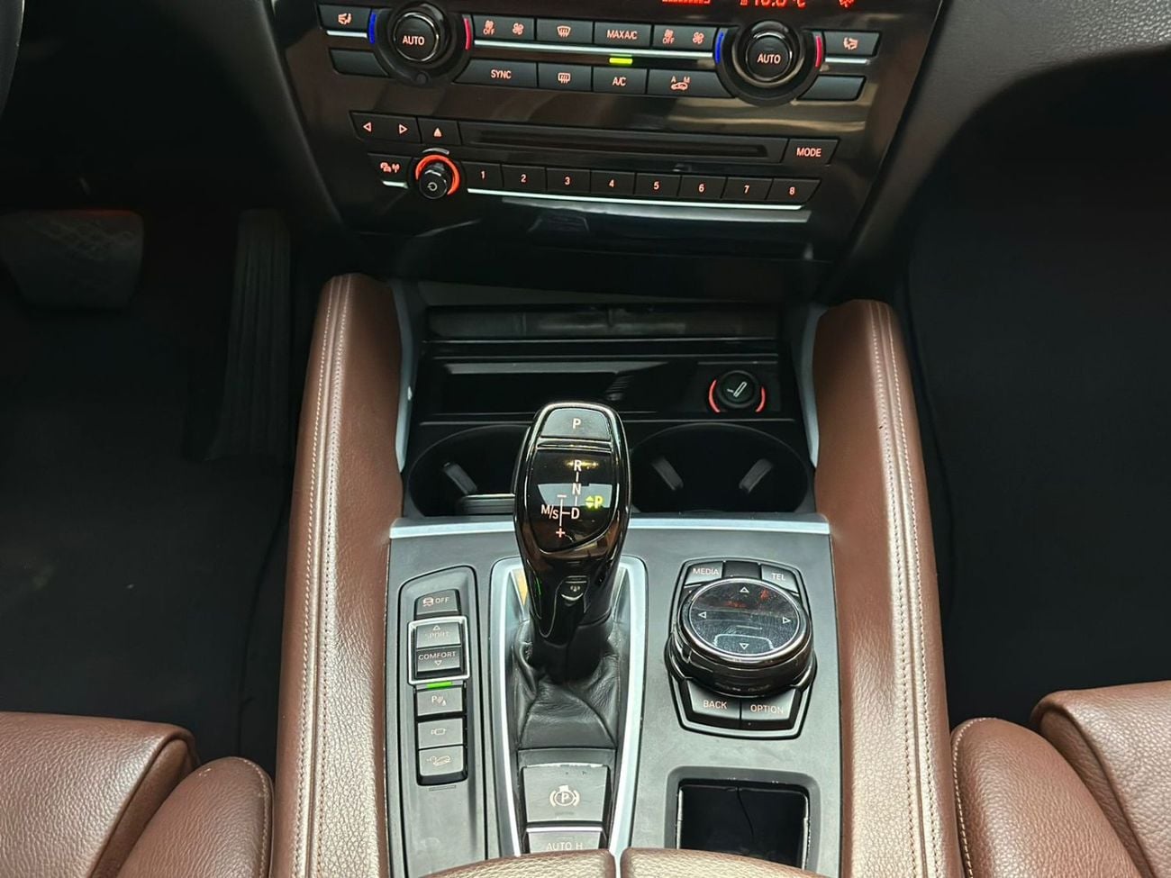 بي أم دبليو X6 4.4L V8 Twin Turbo Power: 445 HP