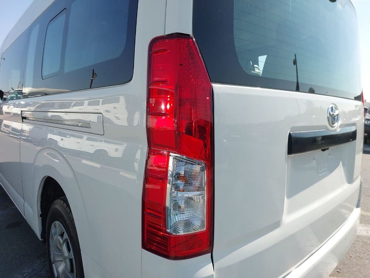 Toyota Hiace TOYOTA HIACE COMMUTER VAN RHD 2024 MODEL 2.8 L DIESEL AUTOMATIC(PM22807)