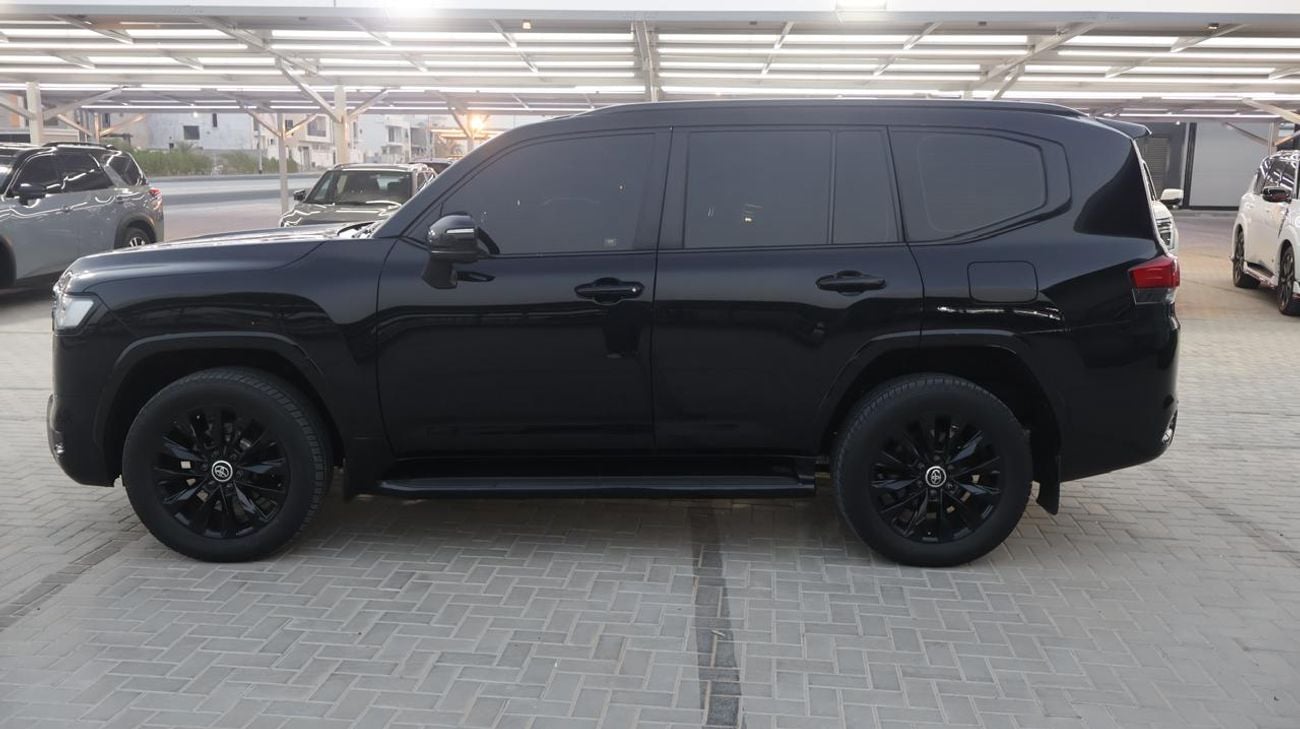 Toyota Land Cruiser BLACK EDITION Well Maintained . Original Mileage. Still under Service Contract  to 125000 KMs. Al Futtaim Warranty