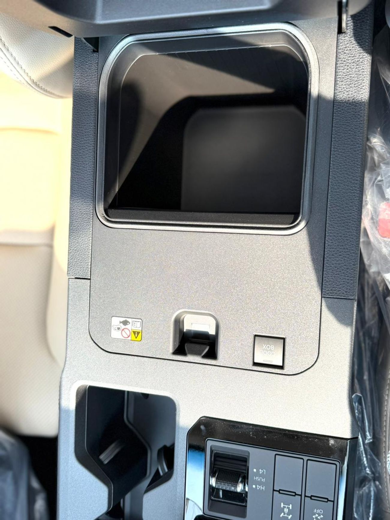 تويوتا برادو TOYOTA PRADO  2.4 L     V4  MODEL 2026  HP.    264 INTERIOR BAGE  COLLAR black