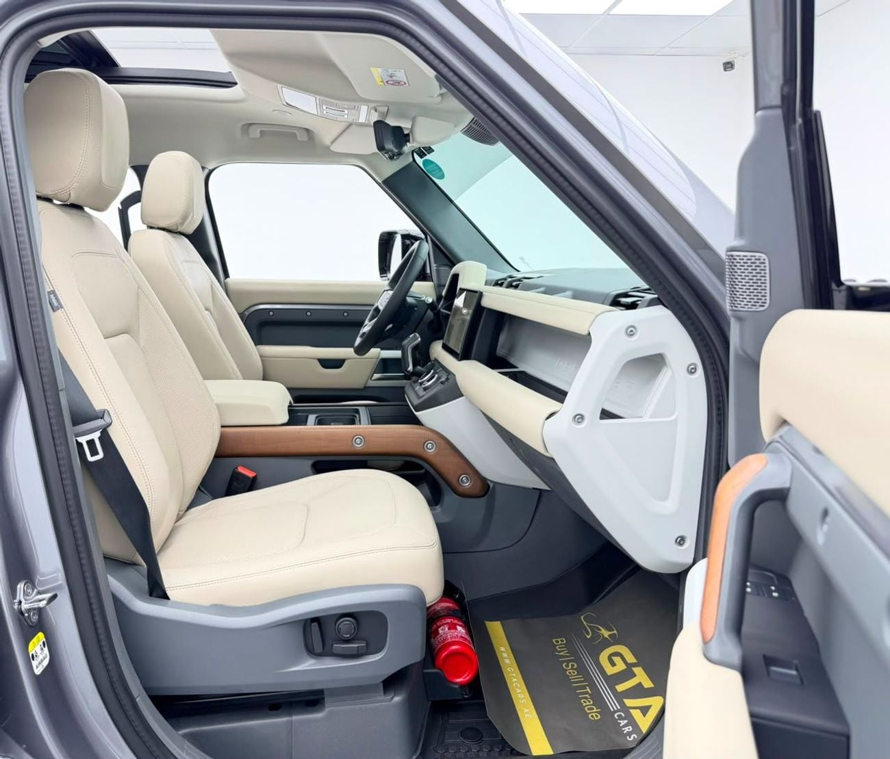 لاند روفر ديفندر 110 2024 Land Rover Defender 110 SE P300, Sept/2029 Warranty, Nov/2029 Service Package, Full Service His