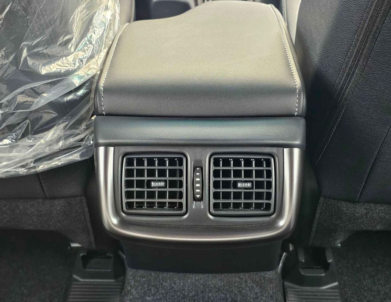 تويوتا هيلوكس GR SPORT DOUBLE CABIN / 2.8L DIESEL V4 / RADAR / 360*CAMERA/DRIVER PWR SEAT WITH LATHER (CODE# HGRD)