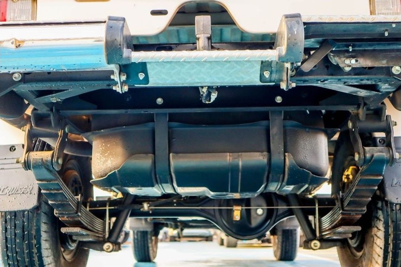 Toyota Land Cruiser Pick Up SC 4.0L toyota land cruiser single cab 2006 model