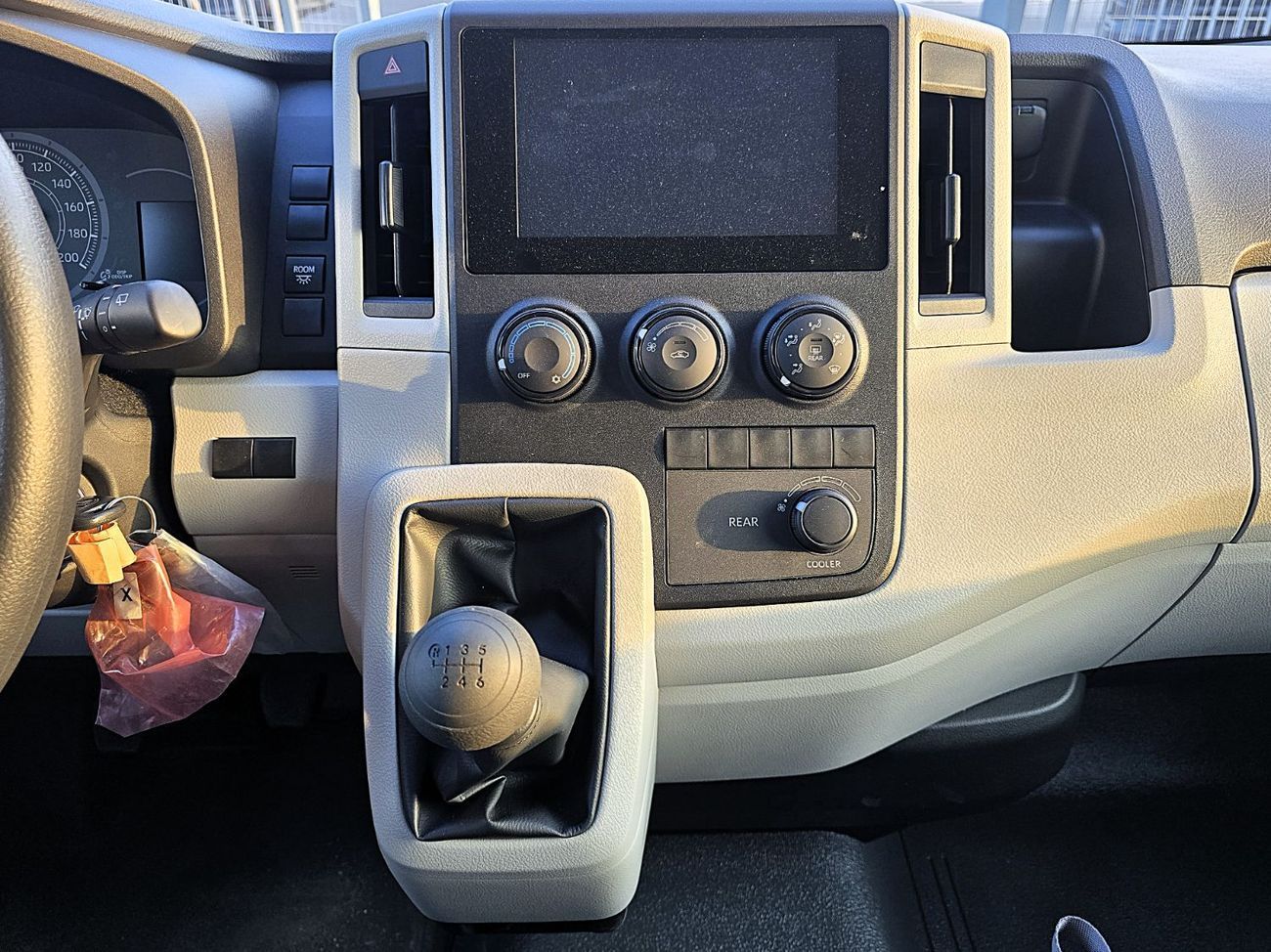 Toyota Hiace Toyota Hiace Std Roof Newshap 2.8l Diesel M/T 15 Seats White Color 2025 Model