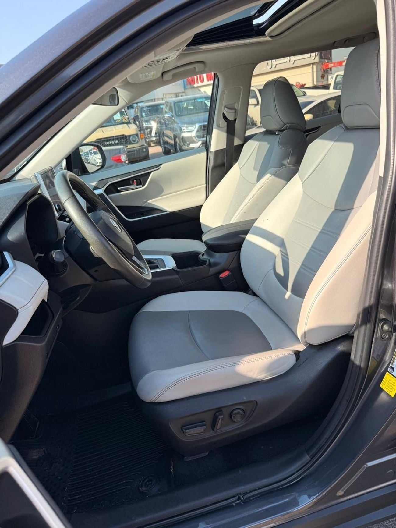 Toyota RAV4 XLE premium 2.5L | Sunroof | leather seats | push start full option
