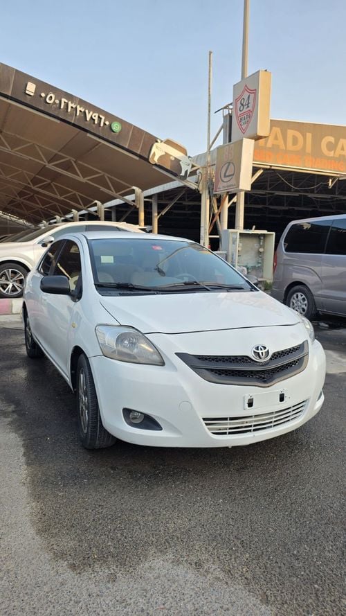 Toyota Yaris BASE