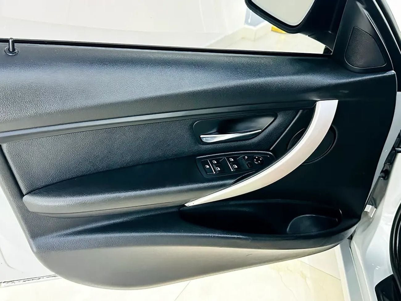 BMW 320i STD JOY EDITION