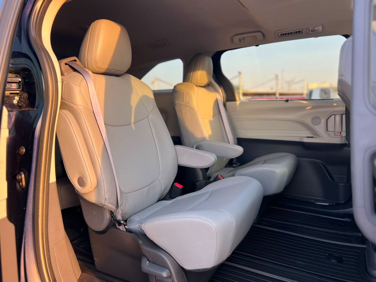 تويوتا سيينا  2024 Toyota Sienna XLE Hybrid Full Option 2.5L V4 - 7 Seater Doors Full Auto With Radar - Rear Camer