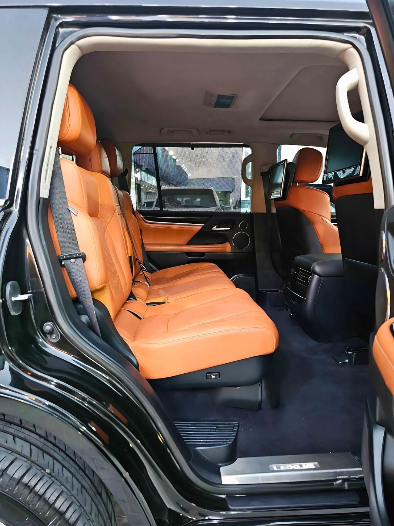 Lexus LX570 GCC/ FULL OPTION / RADAR / ZAFRAN INTERIOR/LOW MILEAGE/ EXPORT ONLY / LOT#25091