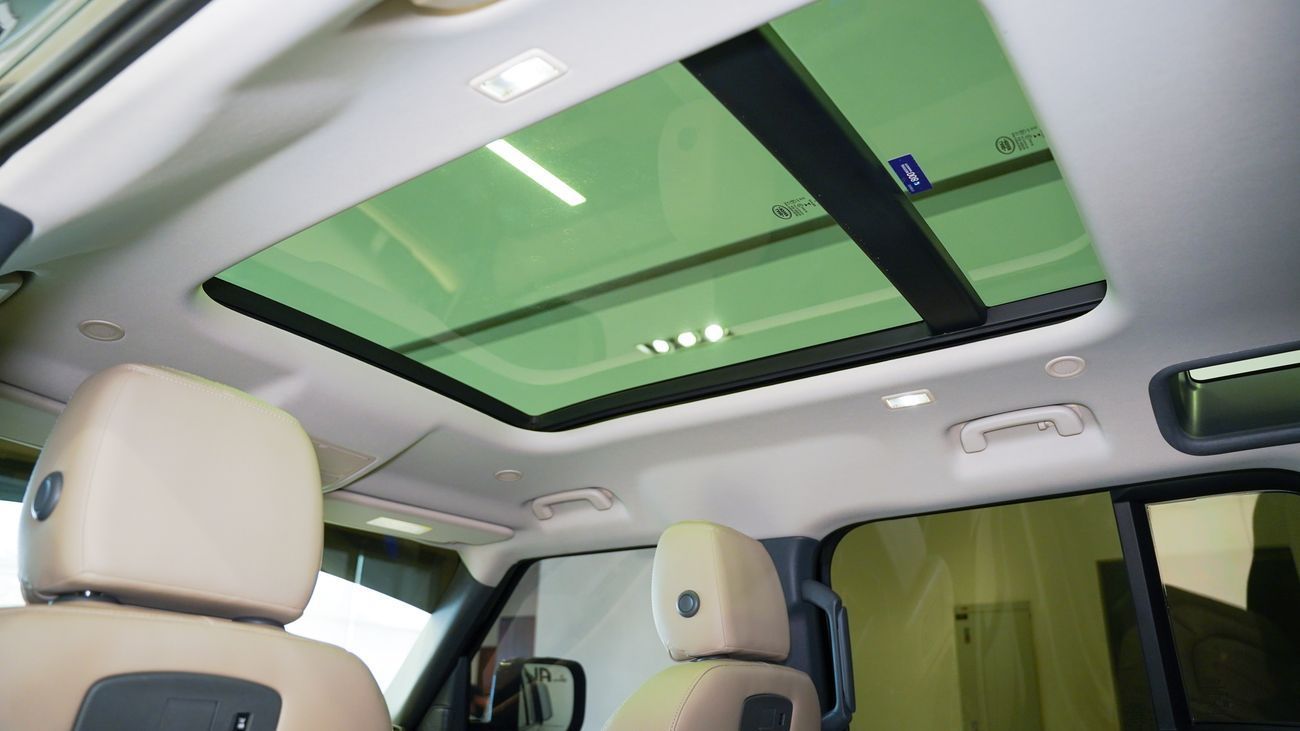 Land Rover Defender P300 110 SE 2.0L (7 Seater)