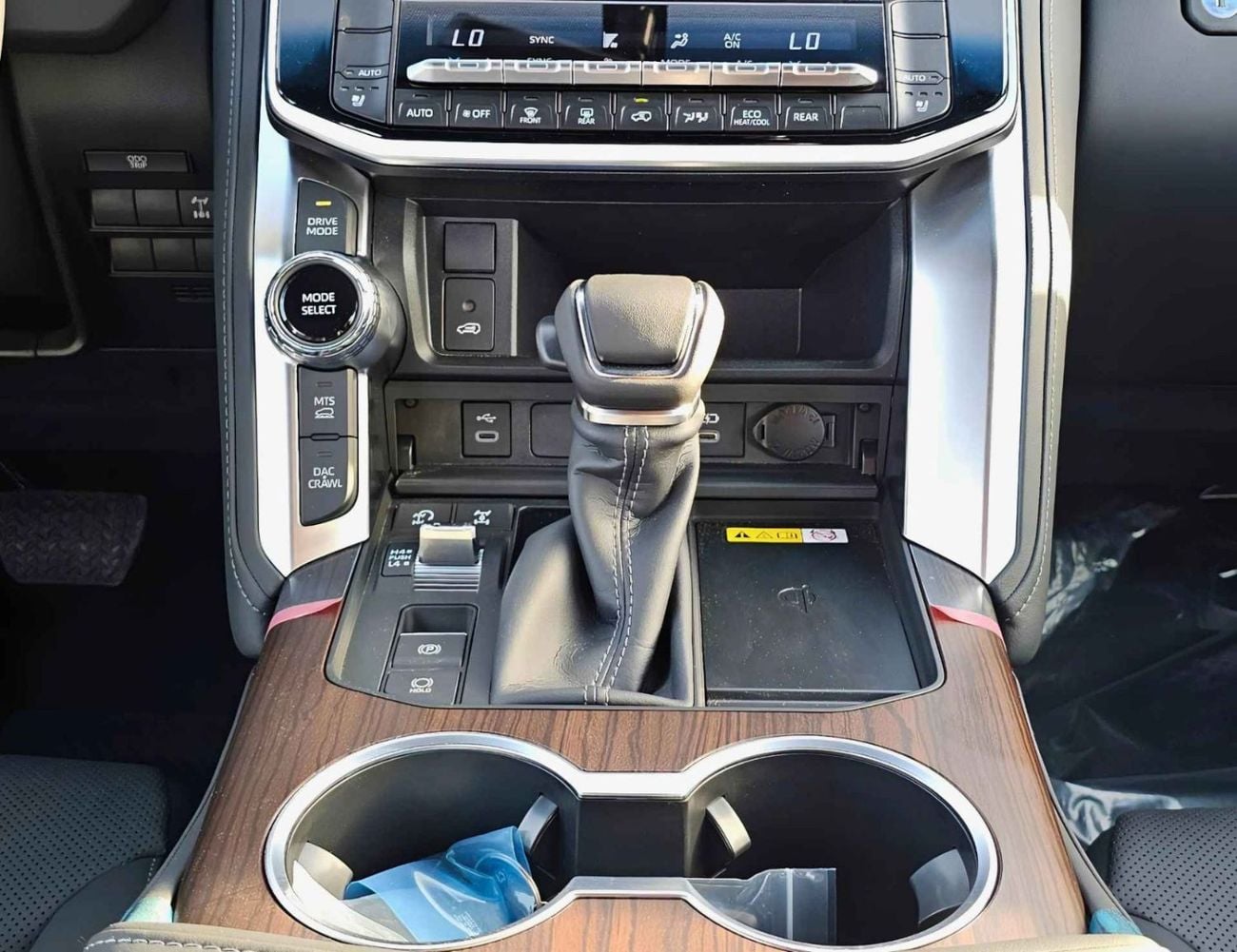 تويوتا لاند كروزر GXR || 3.5L PETROL V6 / SMALL DVD / BIG BUMPER / 2 PWR SEAT + LEATHER / SUNROOF / CHROME CLADDING /