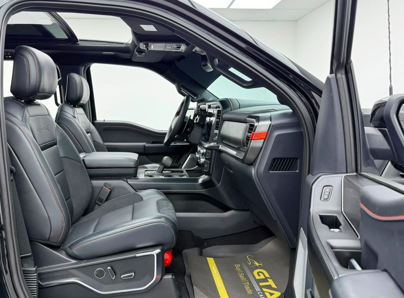 Ford F-150 RAPTOR CREW CAB MID 2024 Ford F-150 Raptor, Ford Warranty+Service Contract, GCC Specs.