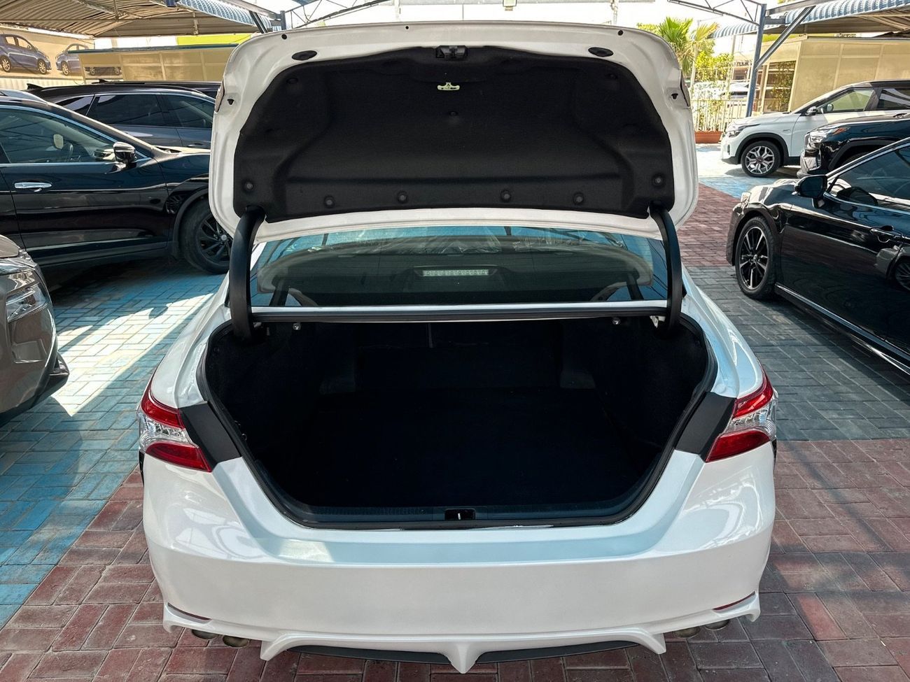 Toyota Camry Solara Toyota Camry xse trim 2020 with 2.5 engine in perfect condition, air tanks all in place, minimal dam