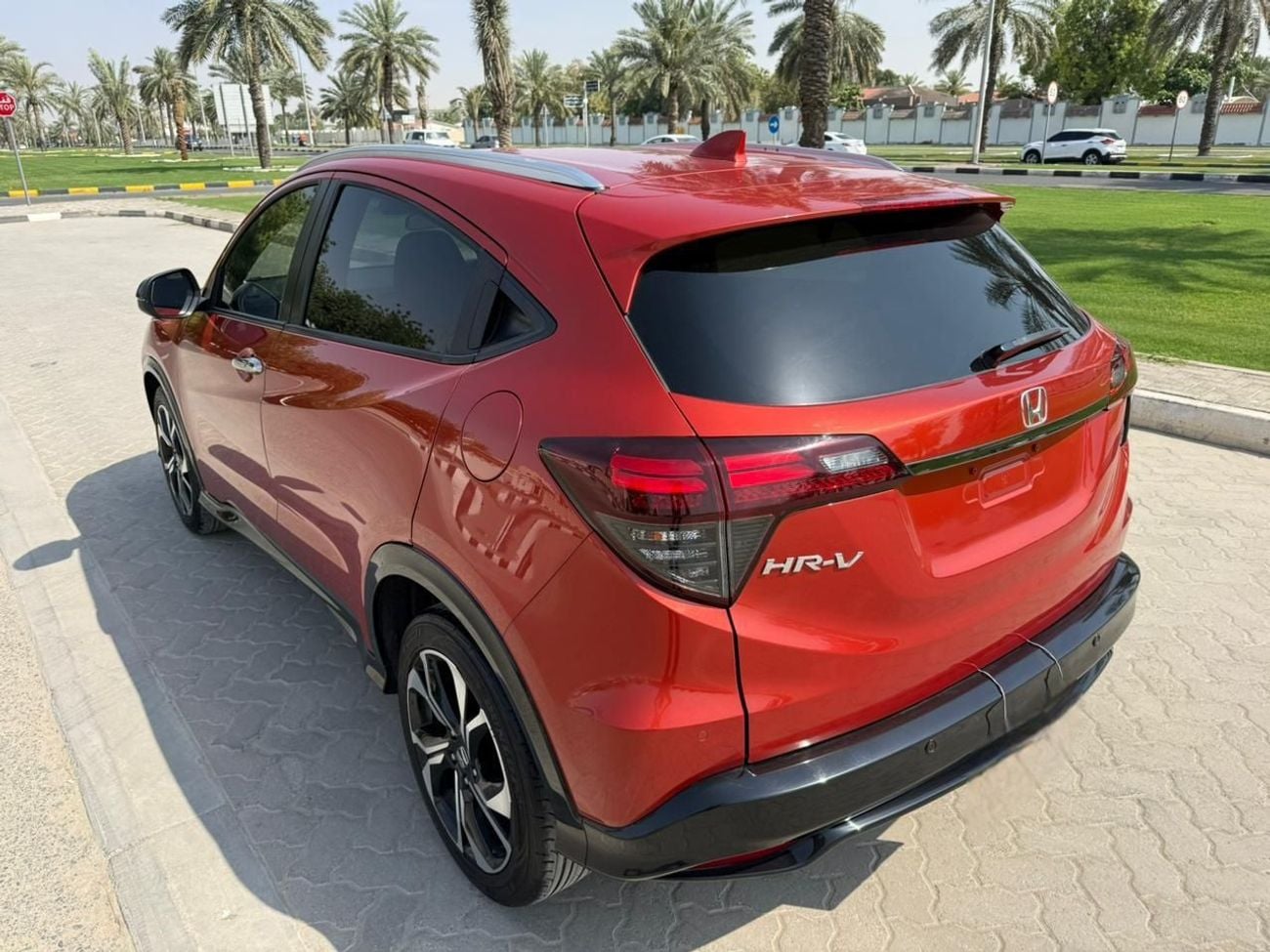 هوندا HRV RS 1.8L v4 petrol engine RHD 2WD Automatic transmission 5 Seats Suv with 5 doors
