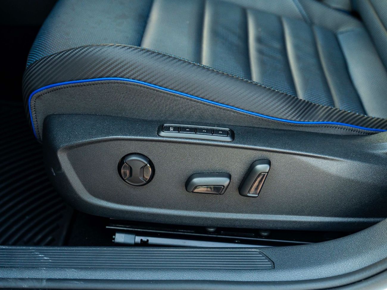 فولكس واجن جولف ار AED 2,595 PM • GOLF R • ONLY 17,000 KM • OFFICIAL VOLKSWAGEN WARRANTY UNTIL 07/2025 • CLEAN TITLE