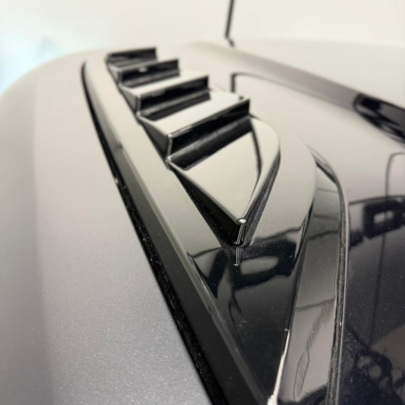 لاند روفر ديفندر 90 X P525 V8 | 5.0L Supercharged | European Specs | 3 Years Warranty & Service | Carpathian Grey