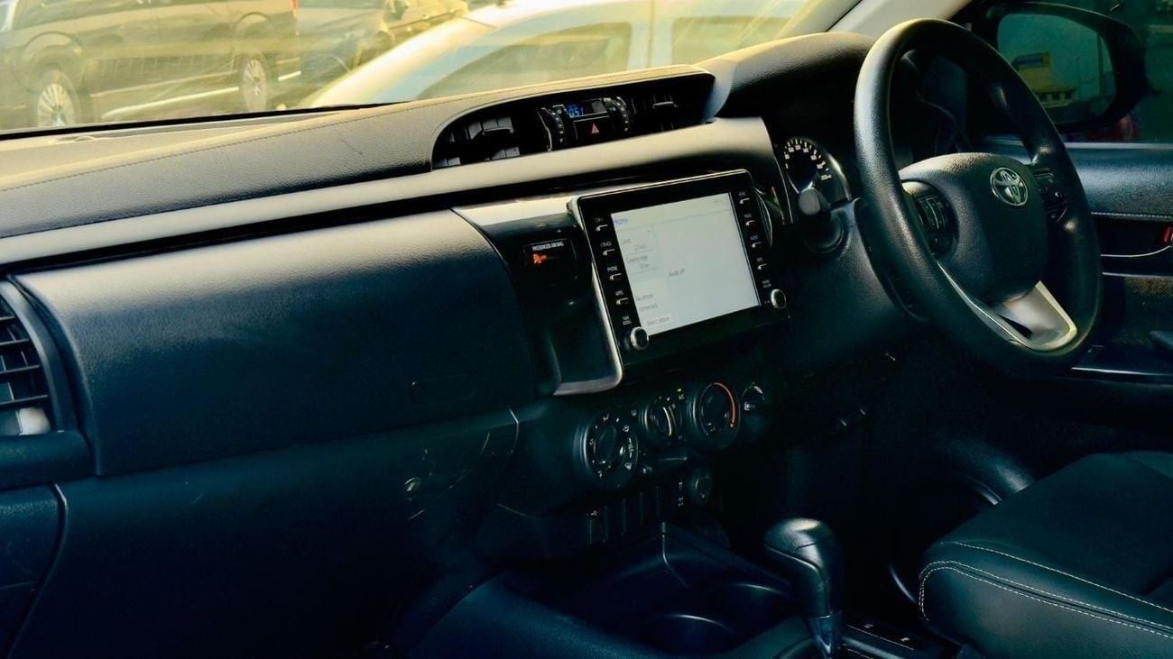 Toyota Hilux SMART CAB | PREMIUM BULL BAR WITH LED FOCUSED LIGHTS | 2.8L DIESEL ENGINE | 2023