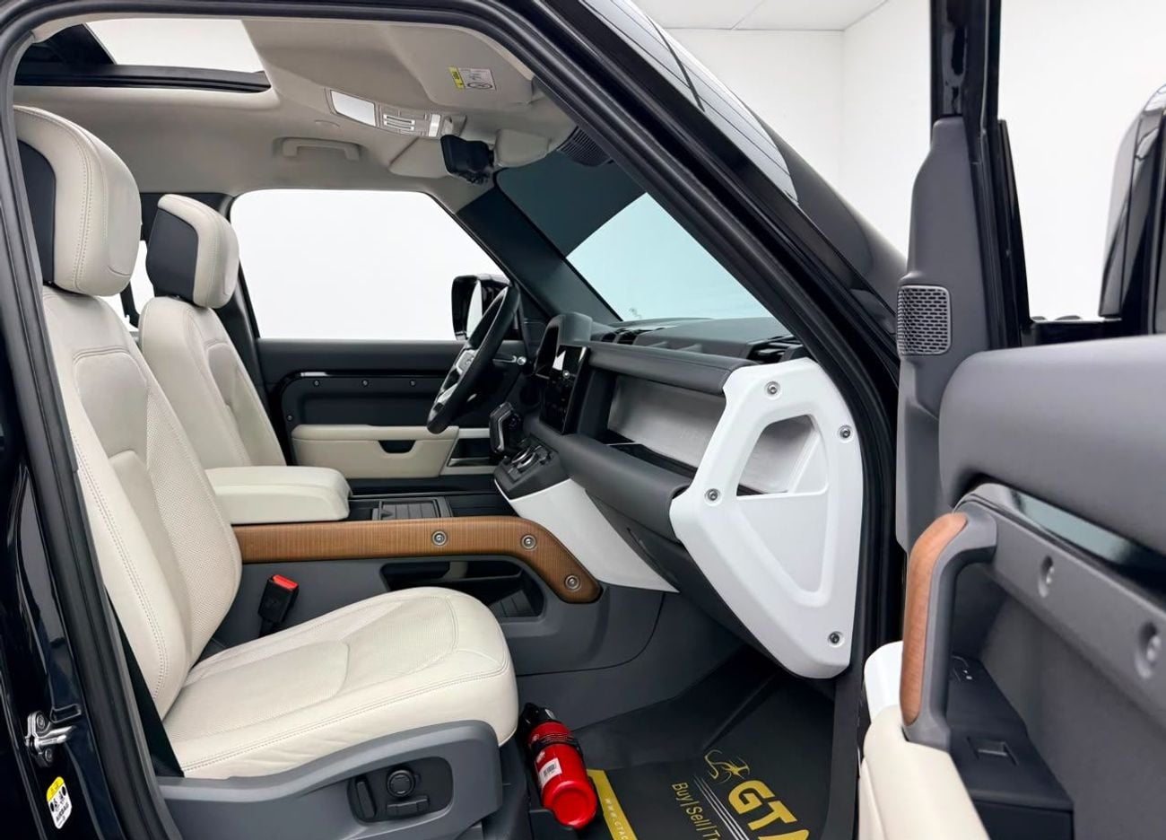 لاند روفر ديفندر 2024 Land Rover Defender 110 HSE P400, 2028 LR Warranty, 2029 LR Service Pack, Fully Loaded, GCC